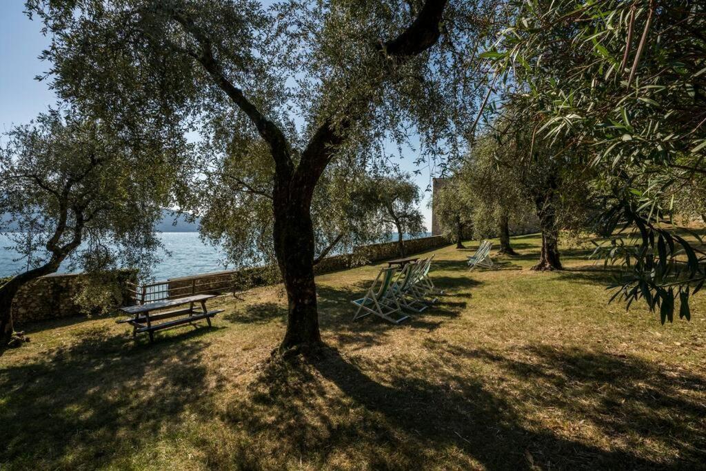Oleandro Apartment Directly On The Lake Gargnano Esterno foto